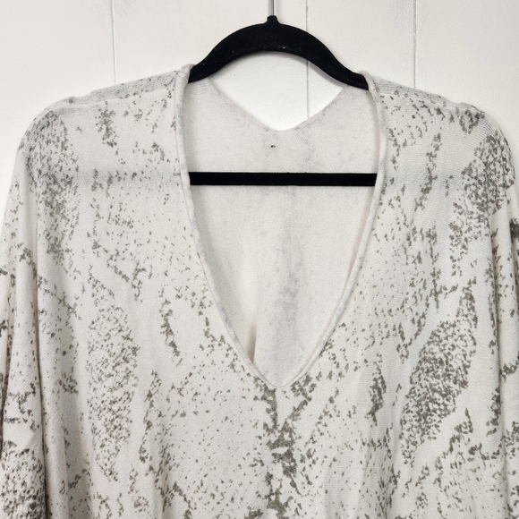 Design Lab White Snakeskin Oversized Loose V-Neck Sweater Top Size 1X Light - Picture 4 of 7